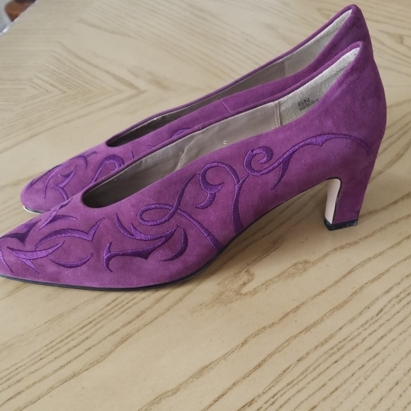 Purple suede shoes. - Picture 2 of 4